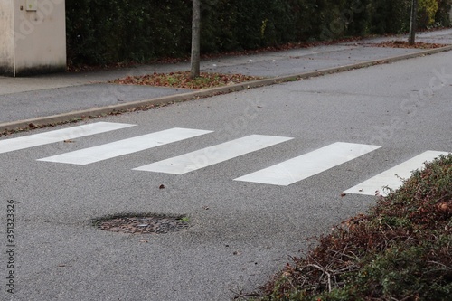 Papier peint Passage pour piétons, passage piétons, ville de Corbas, département du Rhône, Fr