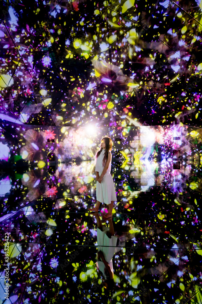 Obraz premium 宇宙の花の前に立つ少女