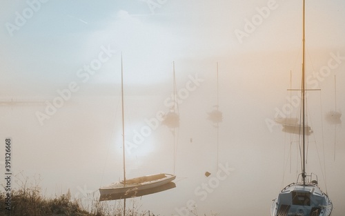 Fototapeta Naklejka Na Ścianę i Meble -  poranna mgła nad jeziorem 
