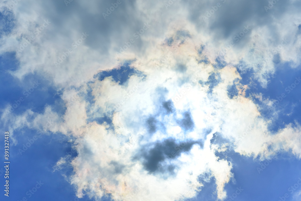 Obraz premium 雲間に隠れる太陽