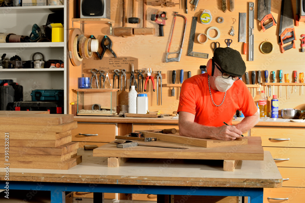 carpintero trabajando la madera en el taller carpintero trabajando la madera en el taller