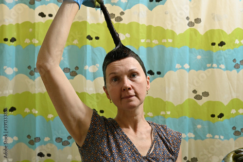 Φωτογραφία Portrait of caucasian brunette woman in gloves alone dyes hair