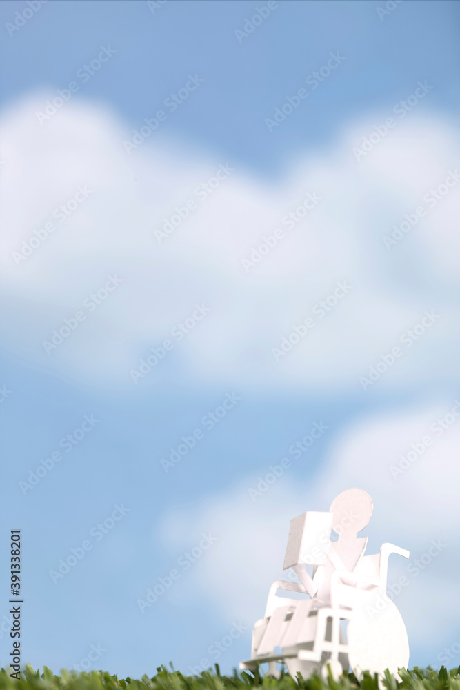 Obraz premium ペーパークラフトの車椅子と人