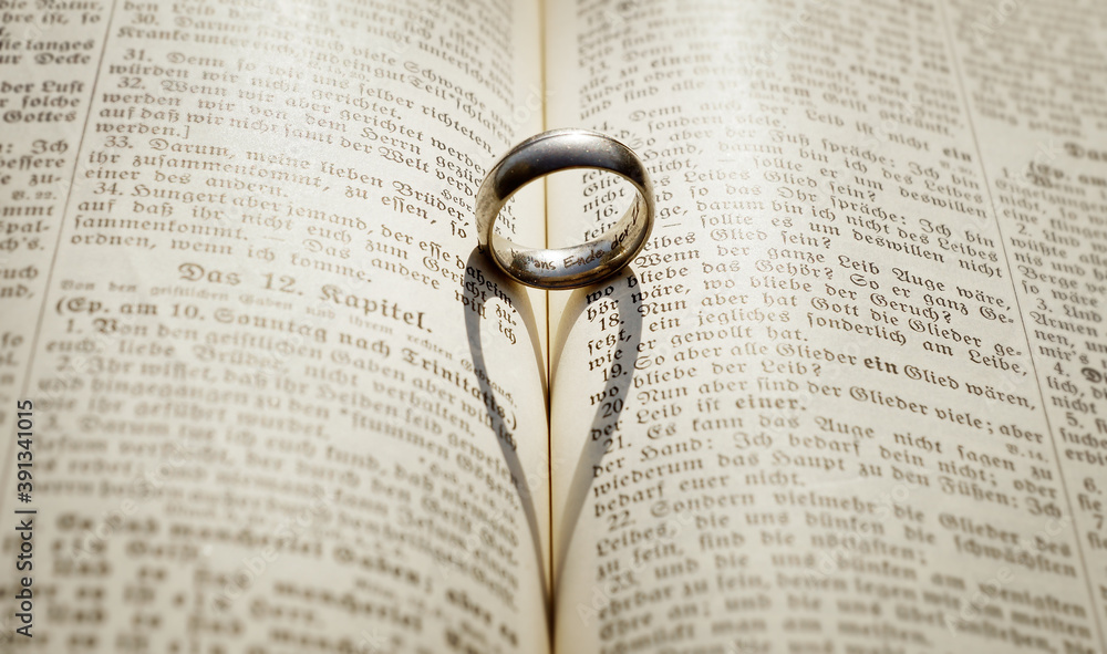 Fototapeta premium Liebe Ring Bibel