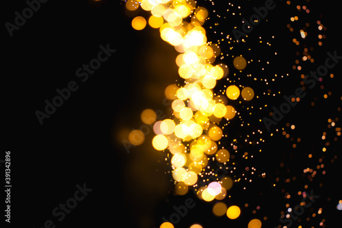 Weihnachtlich Goldenes Bokeh auf einem schwarzem Hintergrund mit einem Licht Schimmer.
 photo