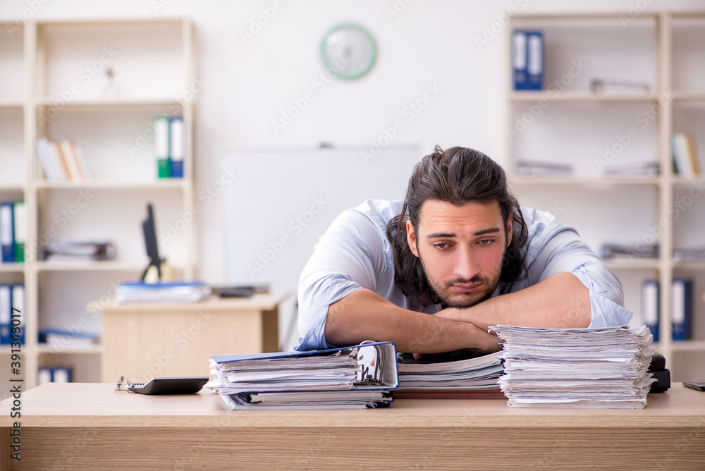 Obraz premium Young male employee unhappy with excessive work