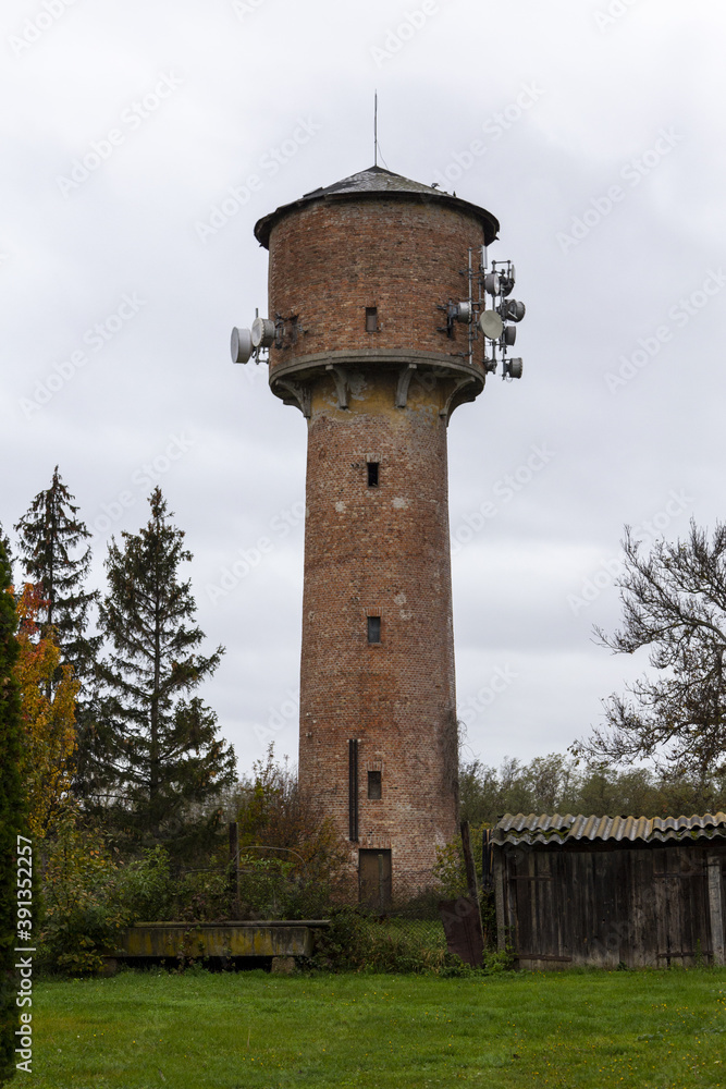 alter Wasserturm aus  Backstein mit Handy-Antennen
