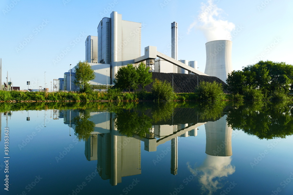 Coal-fired power plant in Hanover behind the Mittelland canal, Lower Saxony, Germany. Coal-fired power plant in Hanover behind the Mittelland canal, Lower Saxony, Germany.