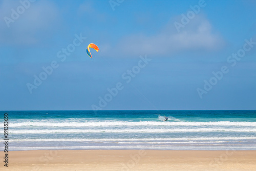 kitesurf em uma Praia tropical do Brasil, ilha de Florianópolis, Praia do Santinho, Florianopolis, Santa Catarina