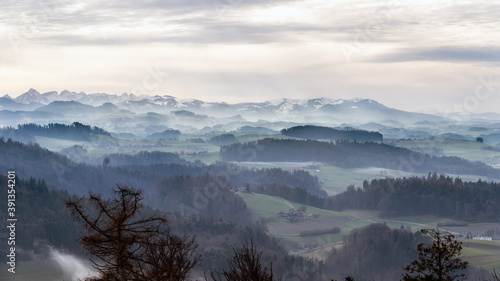 Blick vom Aussichtsturm auf dem Gurten Kulm nach Westen Richtung Freiburg, Gantrisch. Nebel, Horizont, Hügellandschaft, Wiese, Feld, Wald und Berge. Hausberg, Bern, Schweiz
