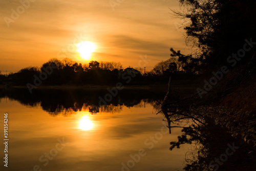 池と夕陽