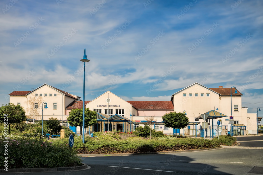 bitterfeld, deutschland - bahnhof mit vorplatz bitterfeld, deutschland - bahnhof mit vorplatz
