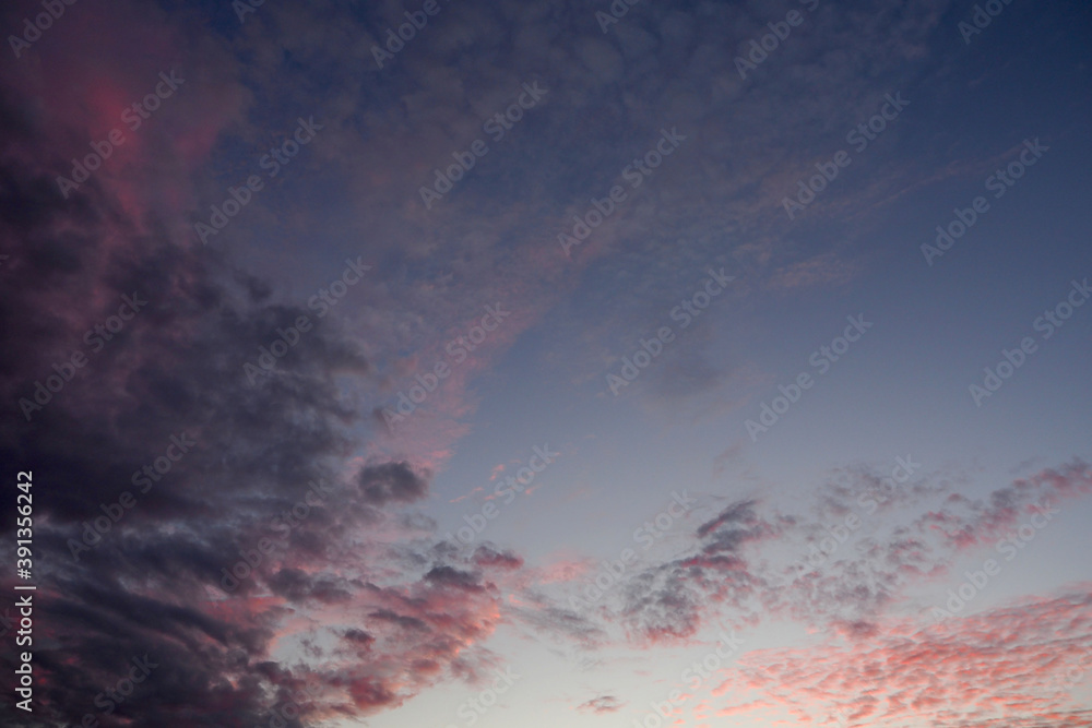 Naklejka premium blue and purple sky background during sunset with clouds