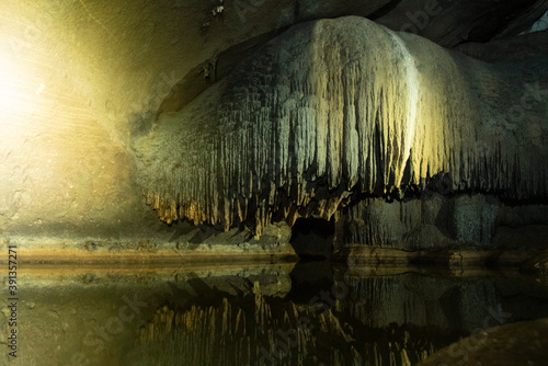 Billede på lærred Stalactite formation in cave, Vinales