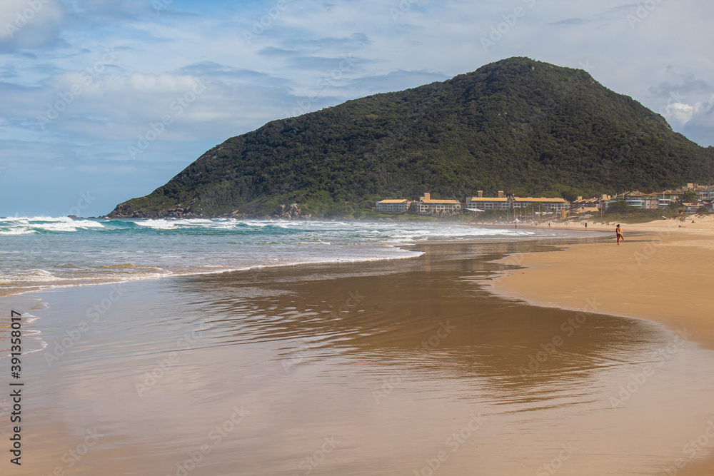 Praia tropical do sul do Brasil, ilha de Florianópolis, Praia do Santinho, Florianopolis, Santa Catarina Praia tropical do sul do Brasil, ilha de Florianópolis, Praia do Santinho, Florianopolis, Santa Catarina
