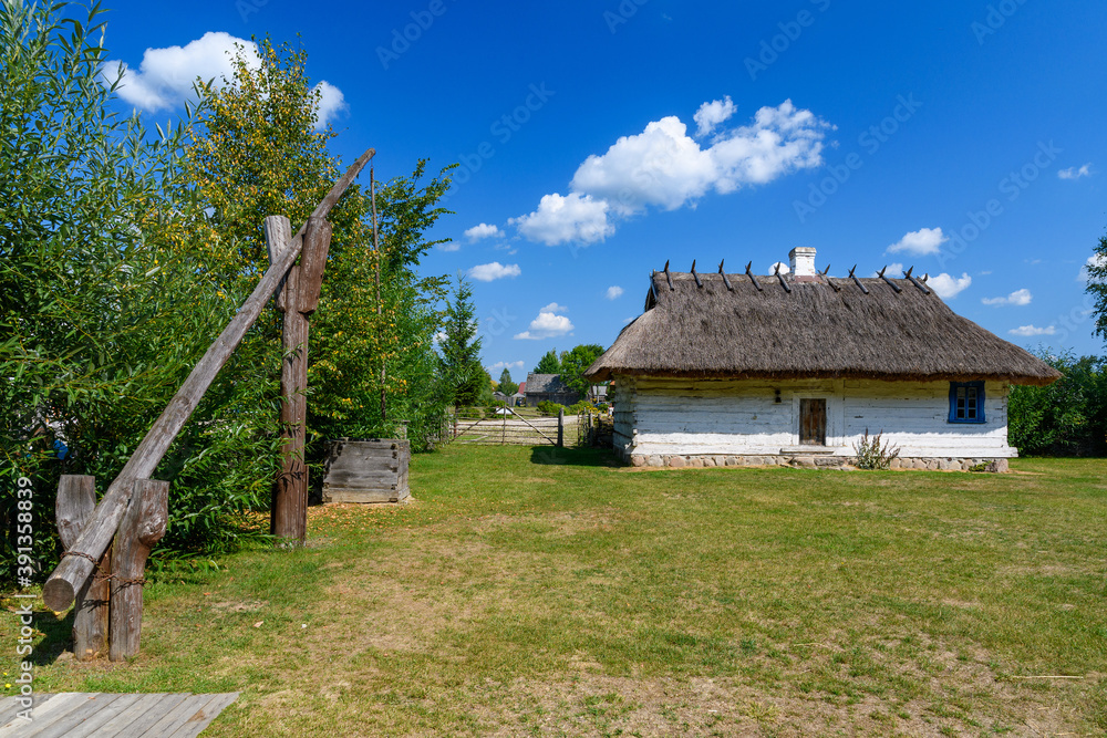 studnia żuraw i dom kryty strzechą