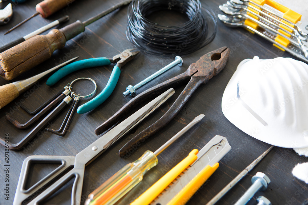 作業台に並べられた工具 作業台に並べられた工具