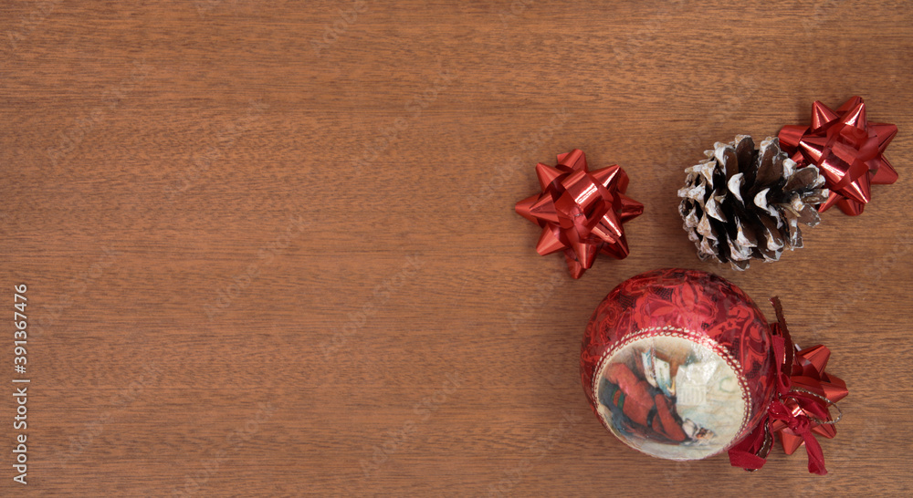 Decorazioni natalizie con palline di natale pigne e fiocchetti Decorazioni natalizie con palline di natale pigne e fiocchetti