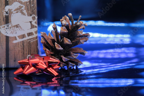 Decorazioni natalizie con palline di natale pigne e fiocchetti photo