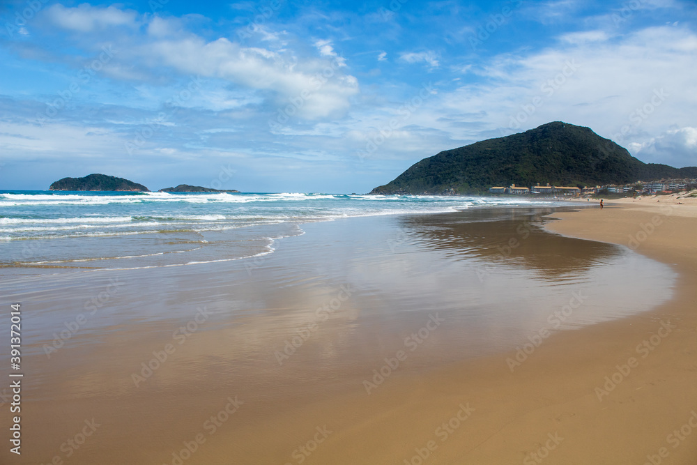 Reflexo do Morro na areia da Praia tropical, Praia do Santinho,  Florianopolis,  Santa Catarina, Brasil, Florianópolis,