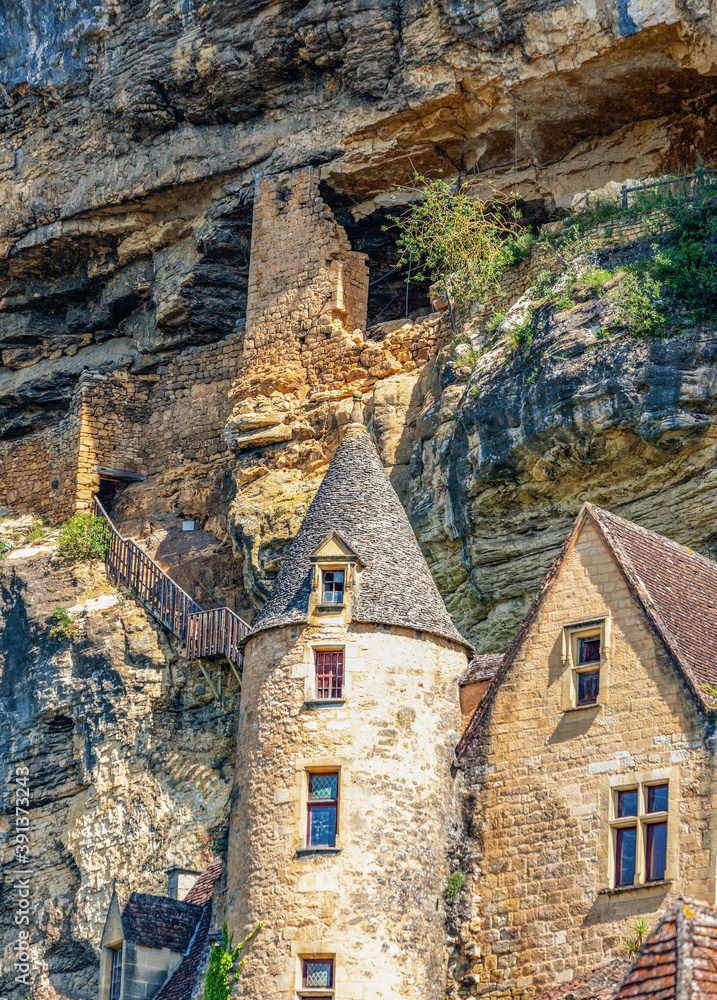 The village of La Roque-Gageac, ranked among the most beautiful villages in France, is nestled between the cliffs and the Dordogne.