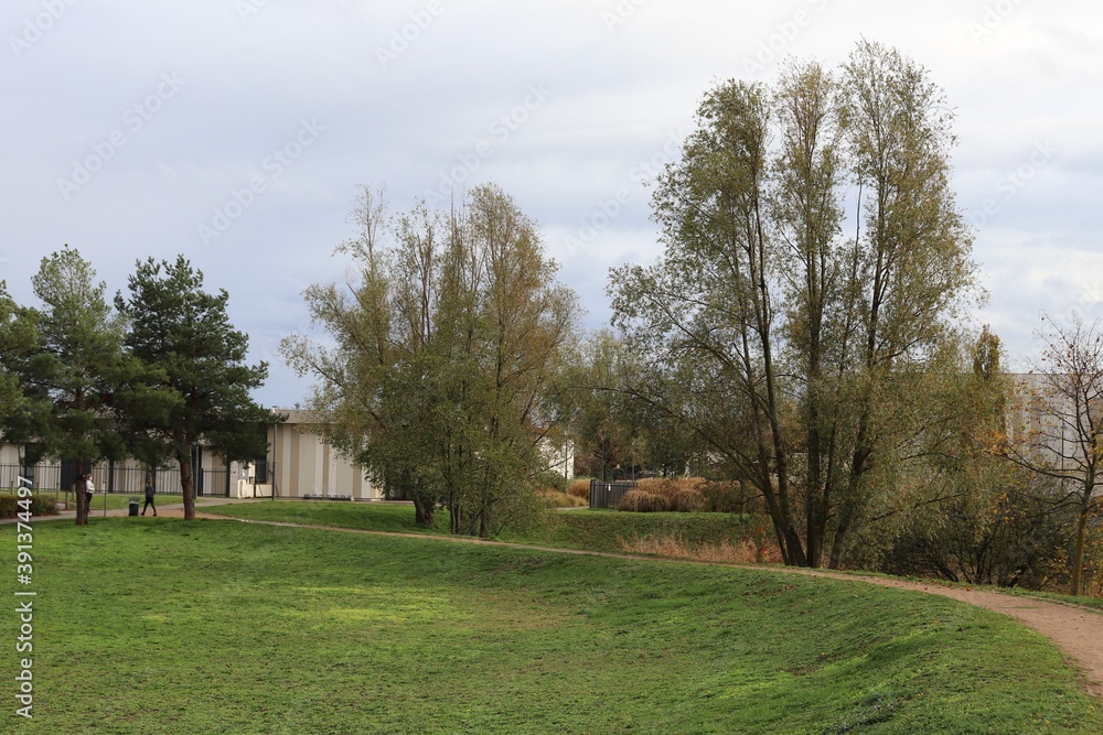 Le parc Bourlione, grand parc public et espace vert, ville de Corbas, département du Rhône, France Le parc Bourlione, grand parc public et espace vert, ville de Corbas, département du Rhône, France