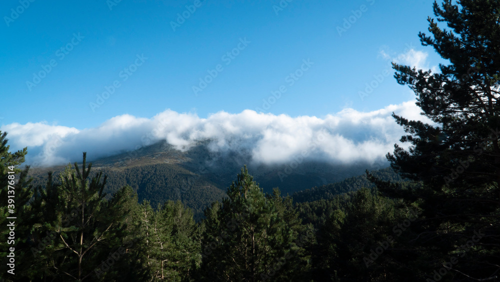 Montañas y nubes  en la sierra