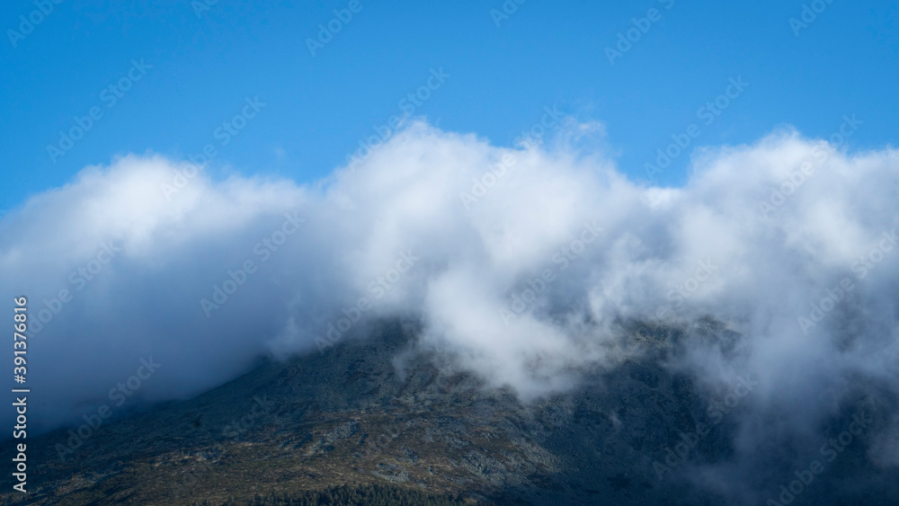 Montañas y nubes  en la sierra