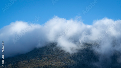Montañas y nubes en la sierra