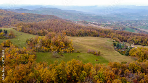 Vista aerea da un drone di colline italiane durante la stagione autunnale