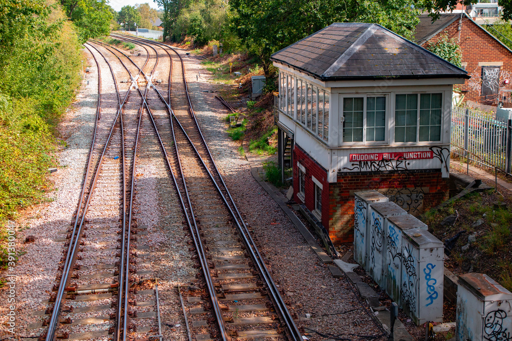 binari di periferia con stazione di controllo scambio e viale alberato, Gladstone Park