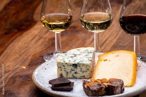 Tasting and pairing of different cheeses with strong alcoholic drinks, whisky, cognac or calvados