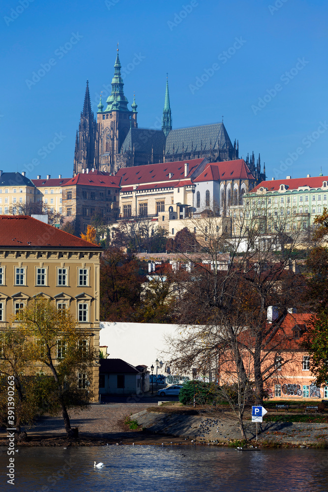 Obraz premium Autumn colorful Prague Lesser Town with gothic Castle above River Vltava in the sunny Day, Czech Republic
