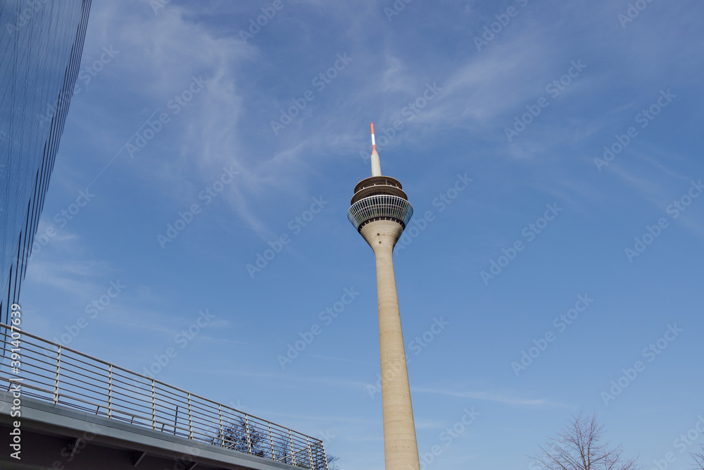 Naklejka premium Outdoor sunny view of Bürgerpark and background of Rhine Tower in Düsseldorf, Germany. 