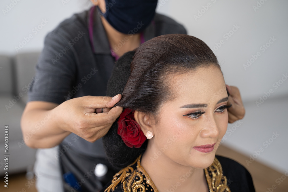 Fototapeta premium Close up woman have a makeup service by makeup artist