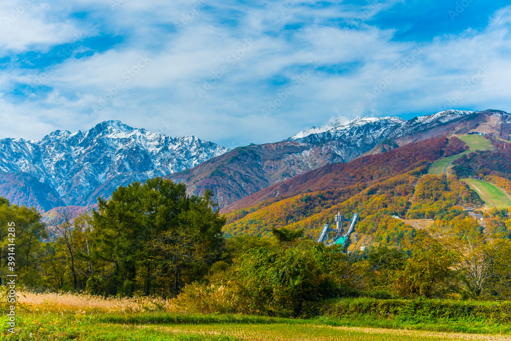 紅葉と初雪の五竜岳