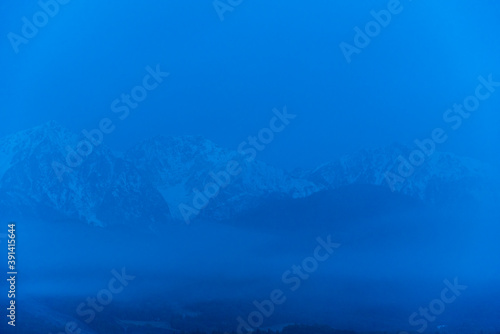 白馬村と朝霧の白馬連峰