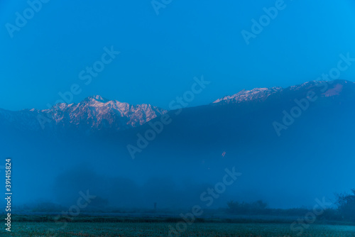 朝霧の五竜岳と八方尾根スキージャンプ台