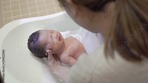 沐浴する赤ちゃん