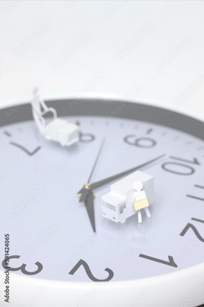 宅配車と荷物を運ぶ人のペーパークラフト Stock Photo Adobe Stock