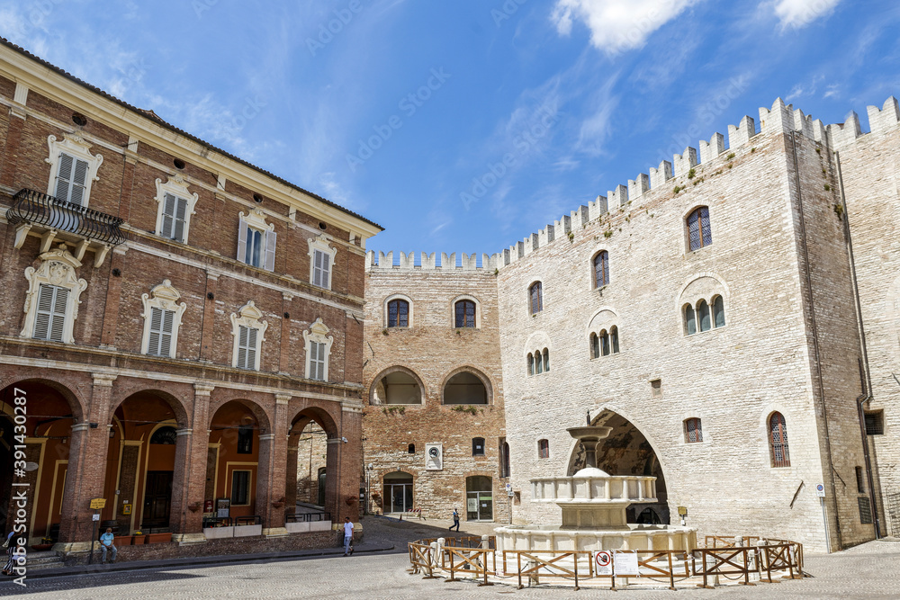 Le centre historique de la ville de Fabriano en Italie, région des Marches