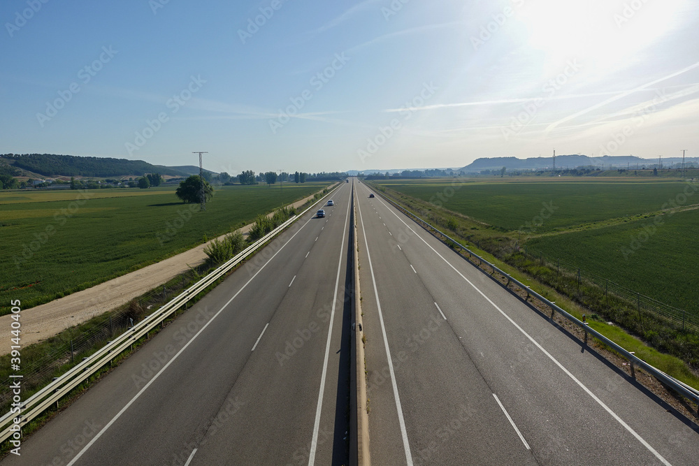 Fototapeta premium 遠くまで続く直線道路