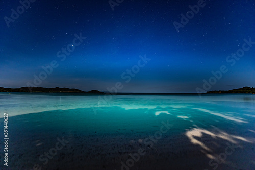 沖縄　石垣島の砂浜　星降る満月の夜　：　青い海