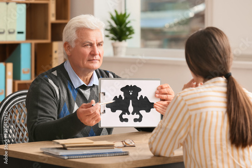 Senior male psychologist wo...