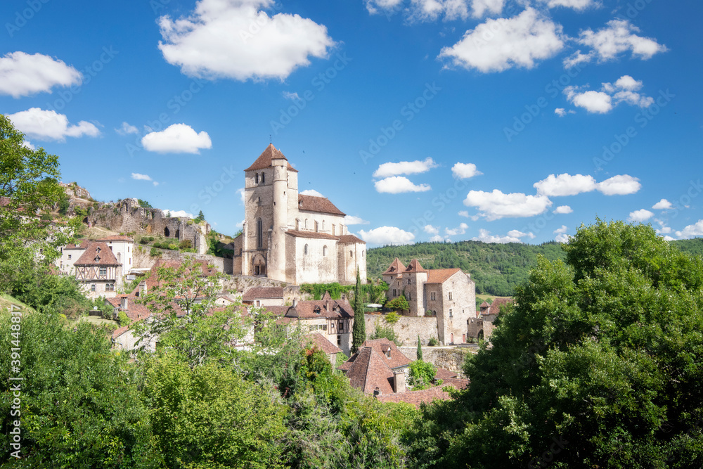 Le village medieval de Saint-Cirq-Lapopie dans le département du Lot en France, en région Occitanie.