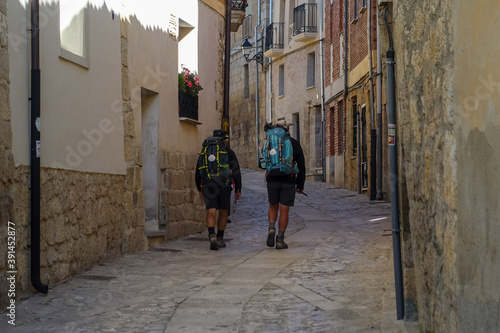 カミーノ ・ デ ・ サンティアゴ 街中を歩く2人の巡礼者