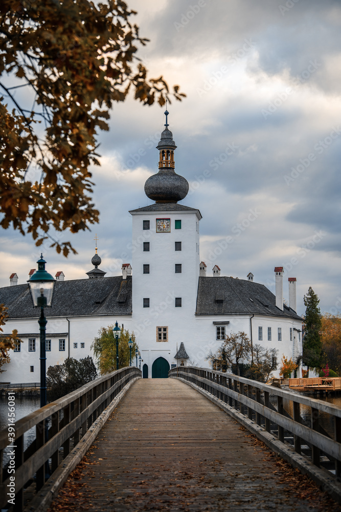 Schloss Orth (Schloss Ort) in Gmunden am Traunsee, Oberösterreich, österreich, Europa, im Herbst