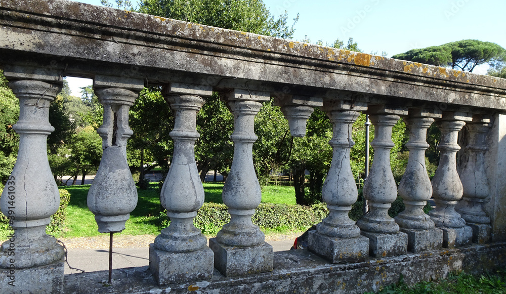 Fototapeta premium Antica balaustra in marmo nel giardino