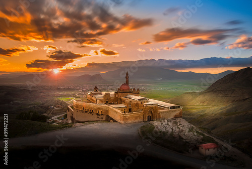 Obraz na płótnie İshak Pasha Palace or İshak Pasha Complex is a bey castle located 5 kilometers away from Doğubayazıt near Ağrı Mountain