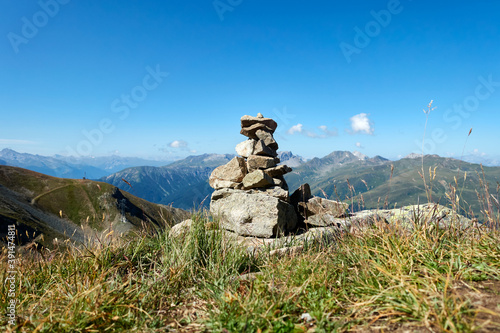 Bergpanorama mit Steinmännchen © In The Background
